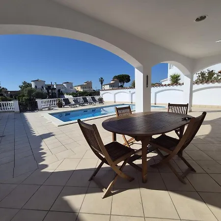 Belle De Plain Pied Sur Canal Villa